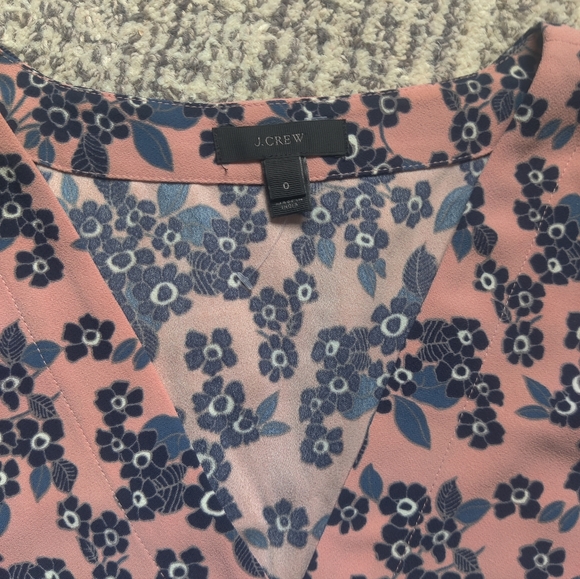 *JCREW* Floral print v-neck blouse with waist tie. - Picture 6 of 6